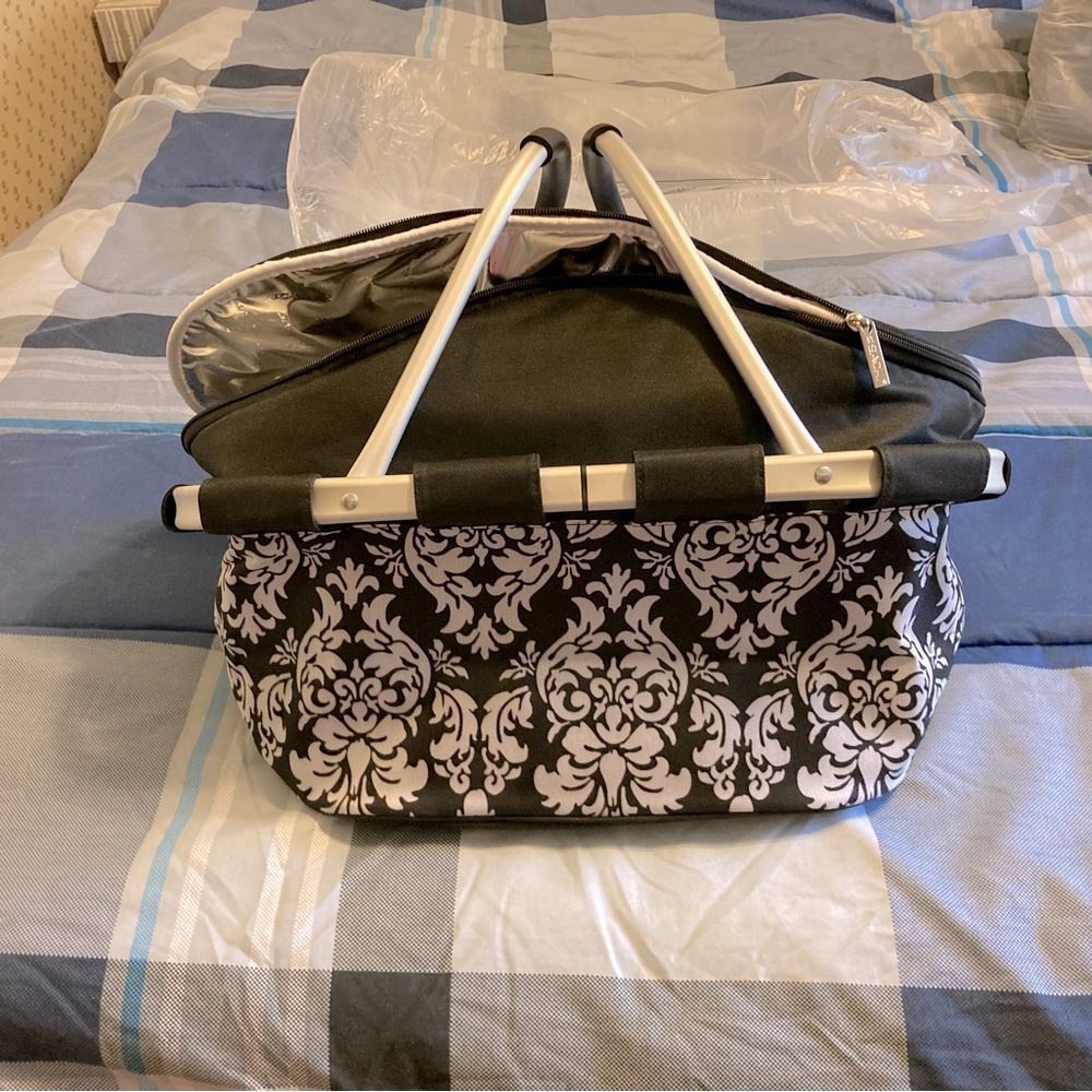 Brand new Sochi collapsible insulated picnic basket